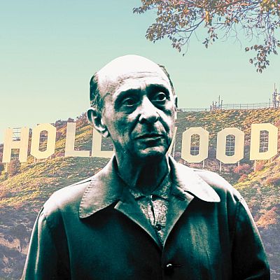 Primer plano de Arnold Schönberg, con expresión seria, mirando a la derecha y chaqueta oscura; al fondo, el cartel de Hollywood.