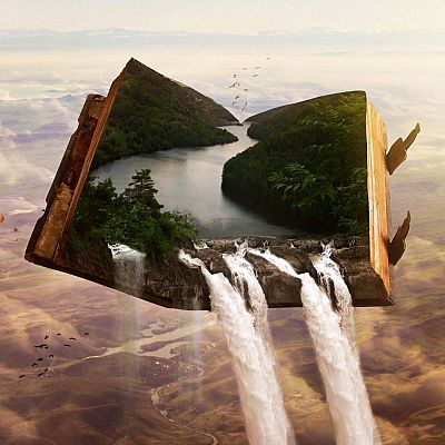 Libro antiguo abierto mostrando un paisaje idílico que contrasta con un terreno árido. Globos aerostáticos y pájaros en un cielo nublado completan la escena surrealista.