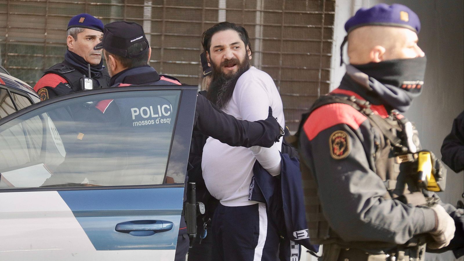 11 detinguts en macrooperatiu policial desplegat al barri de la Mina de Sant Adrià del Besòs