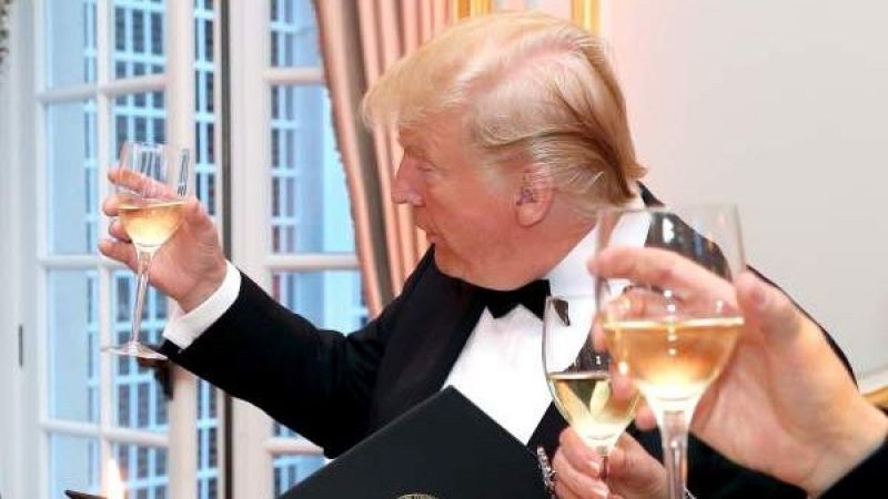 Trump amenaça amb aranzels del 200% a les begudes alcohòliques