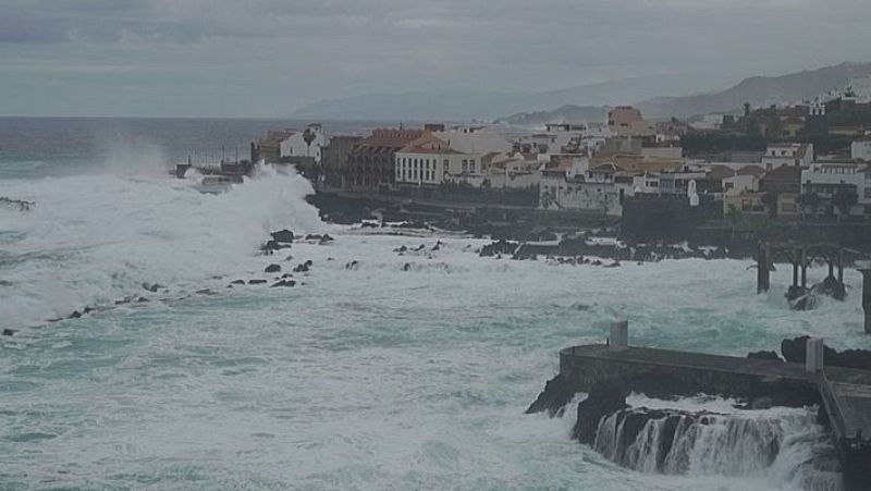 El fuerte oleaje de la borrasca Laurence azota la costa de Garachico (Tenerife)