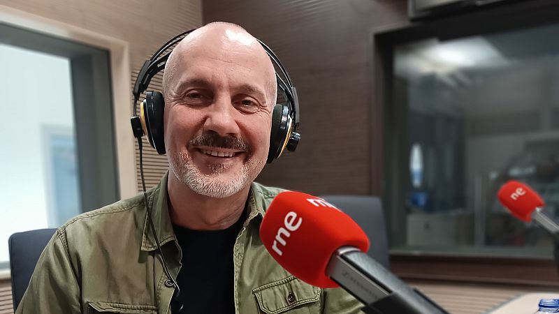 Llegar en moto a todos los Toros de Osborne del mundo - Escuchar ahora