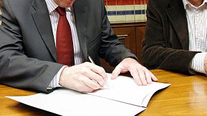 Augmenta un 339% el nombre de parelles de fet formalitzades davant notari a Catalunya