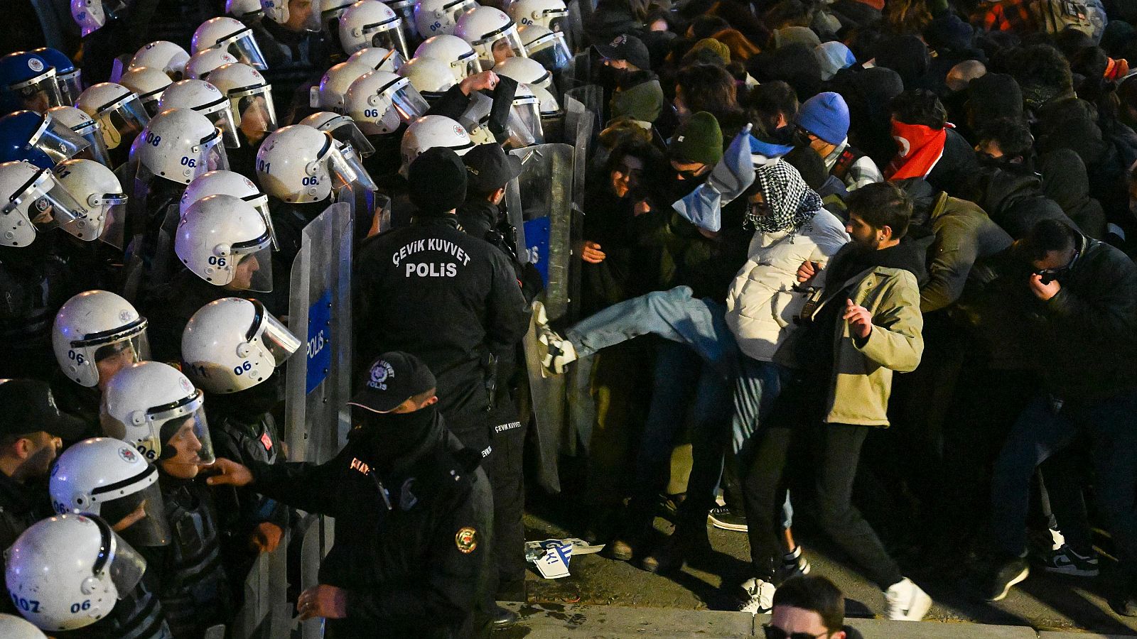Masivas protestas en Turquía: "Se respira una sensación de alerta" - Escuchar ahora