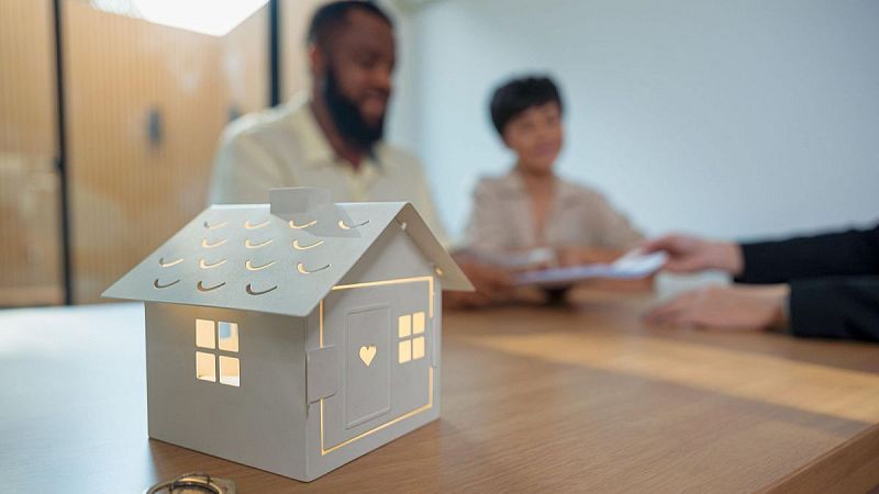 De Nit - El 99% de les immobiliàries accepta clàusules racistes, segons un estudi de Provivienda