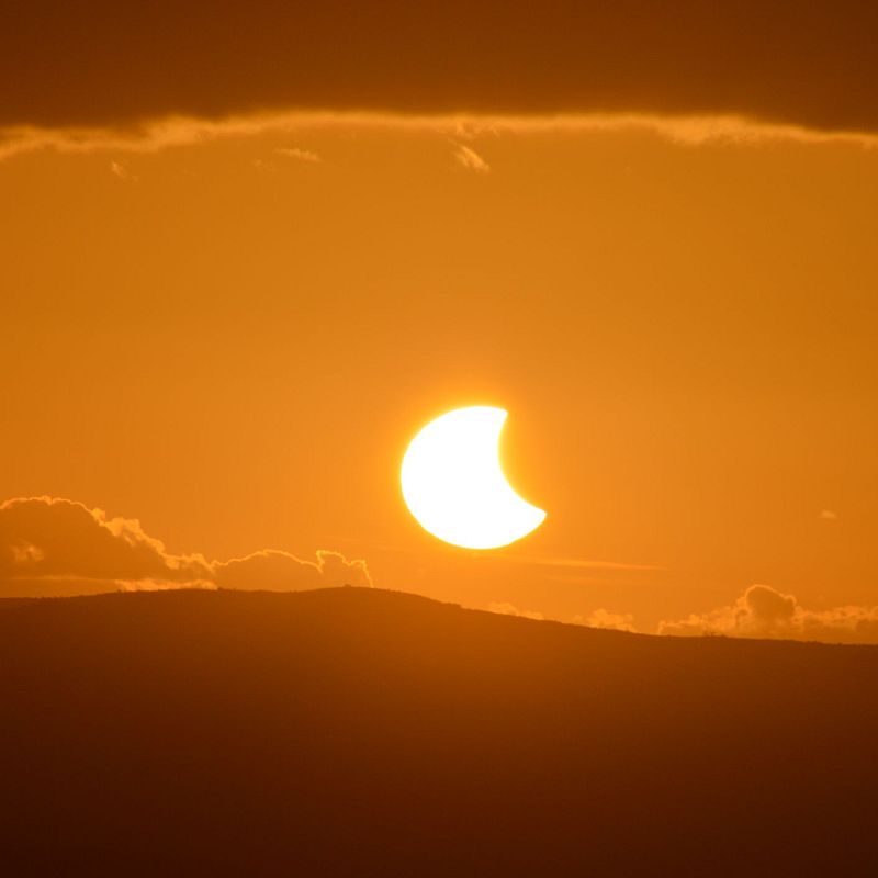 Más cerca - Eclipse parcial de sol - Escuchar ahora