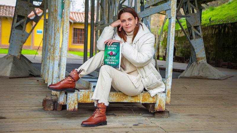 Leticia Sierra nos presenta su libro 'Lo que oculta la tierra' - Escuchar ahora