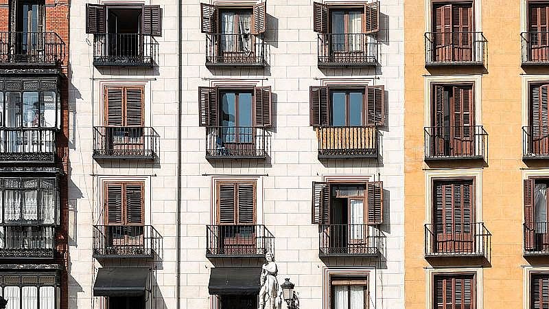 De Nit - Manifestació 5 d'abril: "abaixem els lloguers, acabem amb el negoci de l'habitatge"