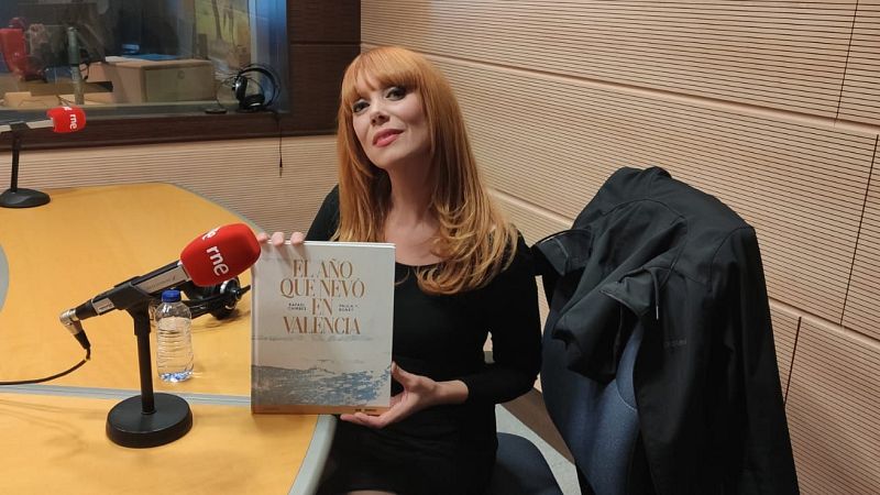 Paula Bonet:  "El camino de la escritora, de la pintora, es no repetir patrones y usar lo que tiene a mano para intentar cambiar las partes de la realidad"