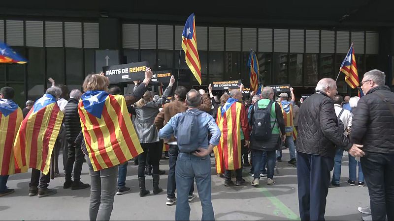 La protesta de l’ANC a l’estació de Sants denuncia “el caos insostenible de Rodalies”