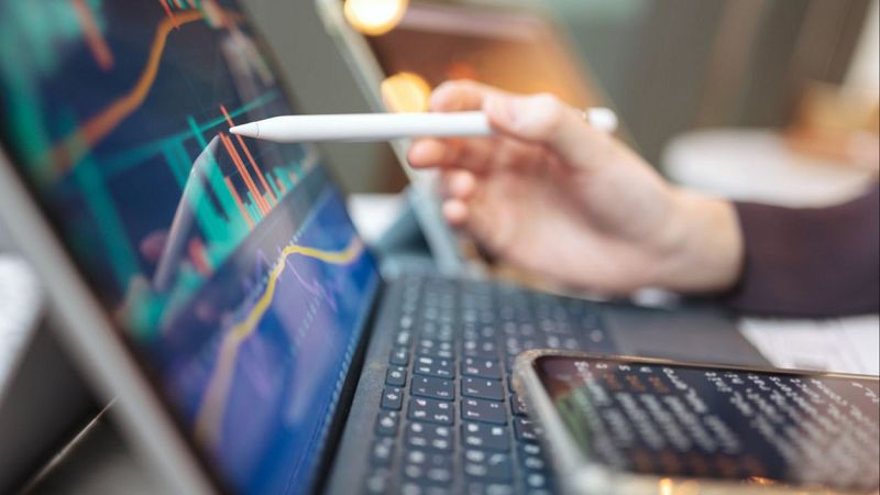 Javier Santacruz, analista financiero: "Hay que contrarrestar y contestar de una manera razonable a los aranceles"- Escuchar ahora