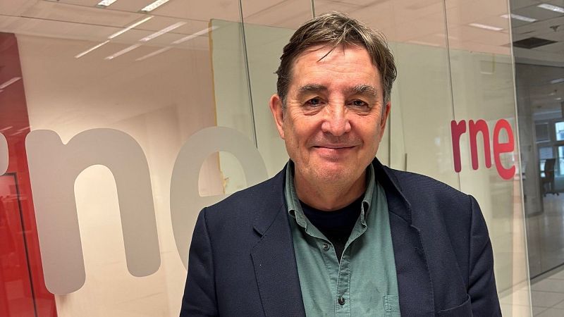 Luis García Montero: "Para el diccionario elegimos las palabras que más caracterizan la obra de Vargas Llosa"