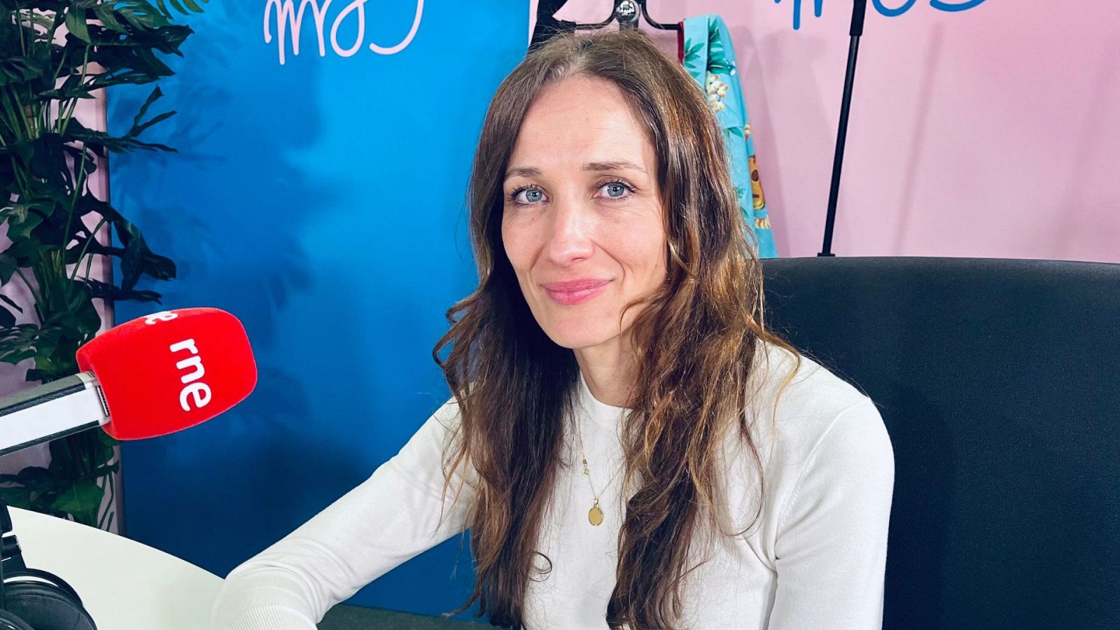 Mañana más - Ana Asensio presenta 'La niña de la cabra' - escuchar ahora