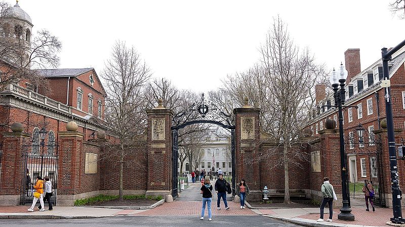 De Nit - Trump congela milions de dòlars a Harvard