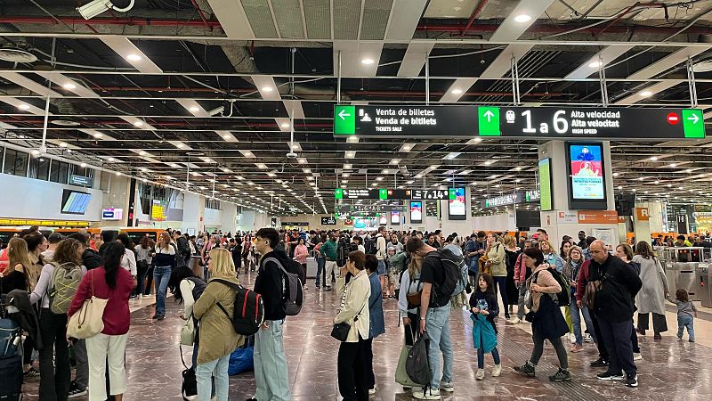 L'estació de Sants bull per marxar de Setmana Santa