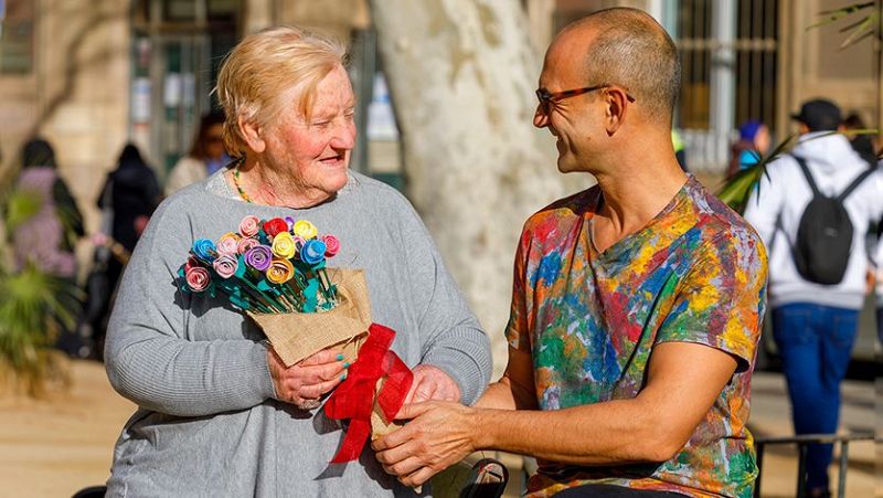 Un Sant Jordi solidari amb roses de colors en memòria de Peter