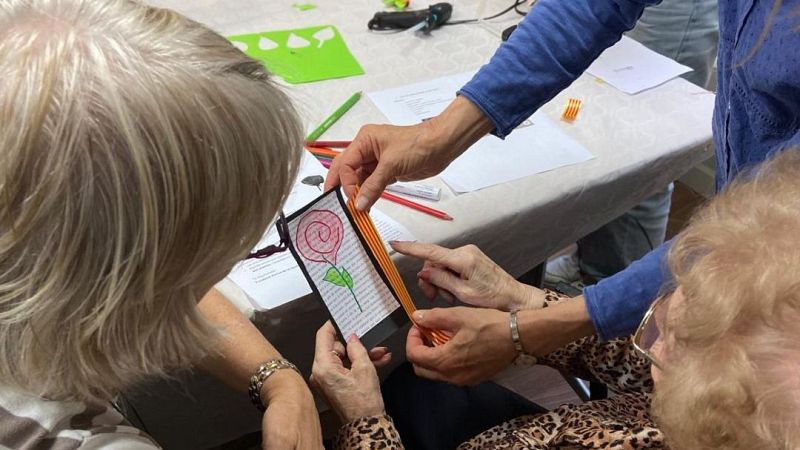 Amics de la Gent Gran reparteix roses i llibres per Sant Jordi