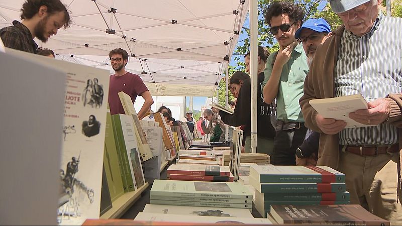 Llargues cues de lectors a les signatures de llibres per Sant Jordi a Barcelona | Marta Orquín