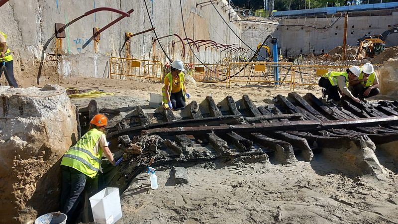 Troben restes d’un vaixell del segle XV al carrer Wellington de Barcelona | Marga Esparza
