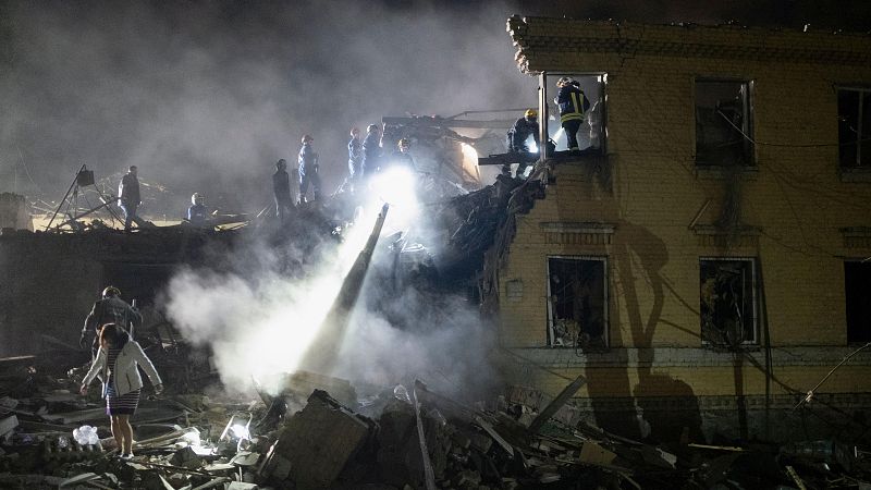 Cinco Continentes - Rusia sigue bombardeando Ucrania y un acuerdo de paz parece lejano - Escuchar ahora