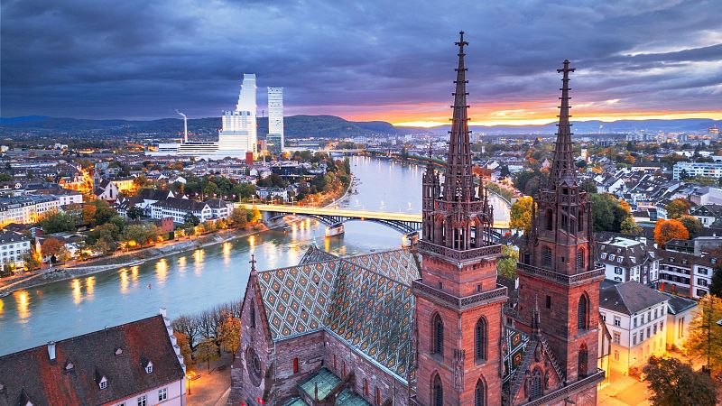 10.000 lugares para viajar con Ángela Gonzalo - Más allá del escenario: lo mejor de Eurovisión 2025 en Basilea - Escuchar ahora