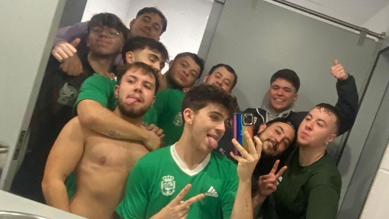 Plurals i Singulars - Un equip de futbol de nois trans