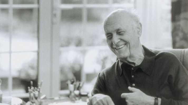 Retrato en blanco y negro de Georg Solti, sonriente y sentado, en un interior.  La imagen ilustra un artículo sobre su adolescencia.
