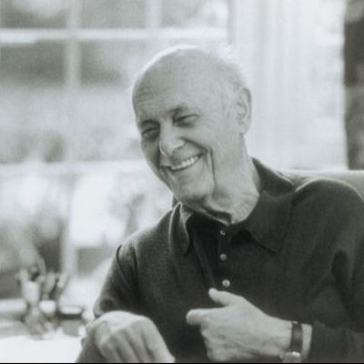 Retrato en blanco y negro de Georg Solti, sonriente y sentado, en un interior.  La imagen ilustra un artículo sobre su adolescencia.