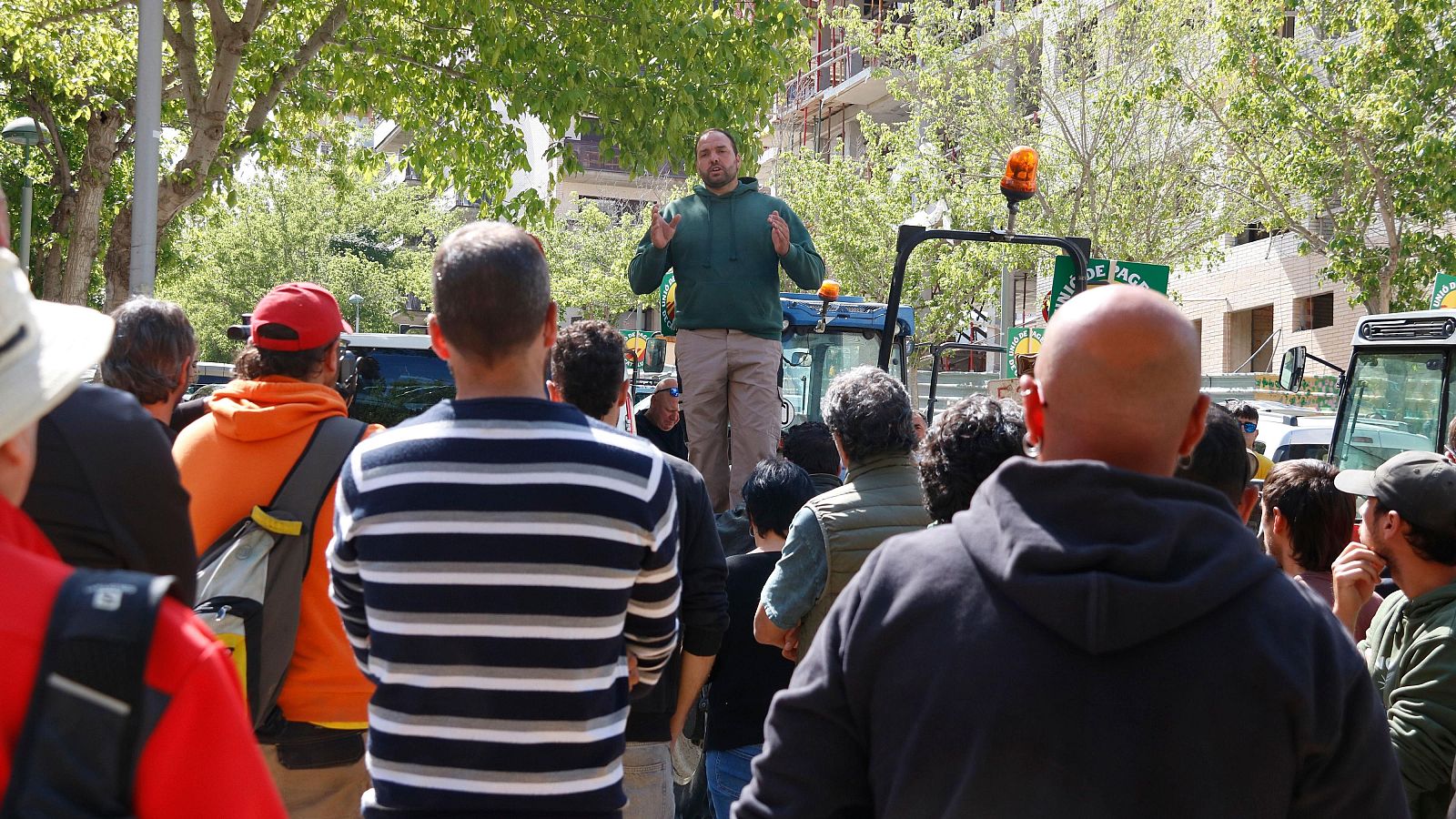 Marxa lenta de tractors a Tarragona en reclam d'ajuts per la sequera | Judit Huerta