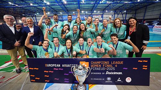 Las jugadoras del Burela, ganadoras de la Copa de la Reina y las del CN Sant Andreu, ganadoras de la Champions de waterpolo. y