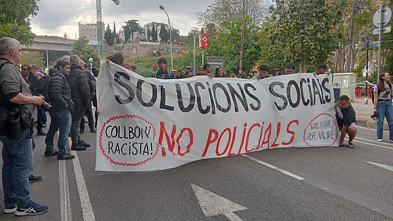 Mig miler de persones es manifesten contra el desallotjament de l'assentament de Vallcarca