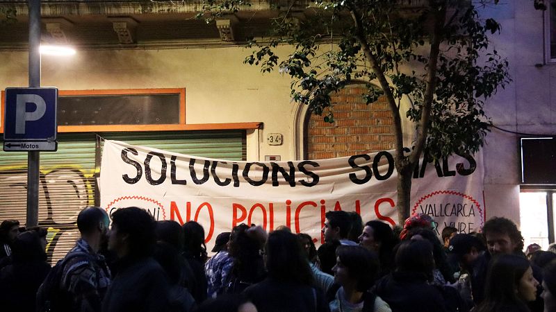 Entitats veinals de Vallcarca ocupen un bloc a l'Avinguda de l'Argentina | Clara Ontañón