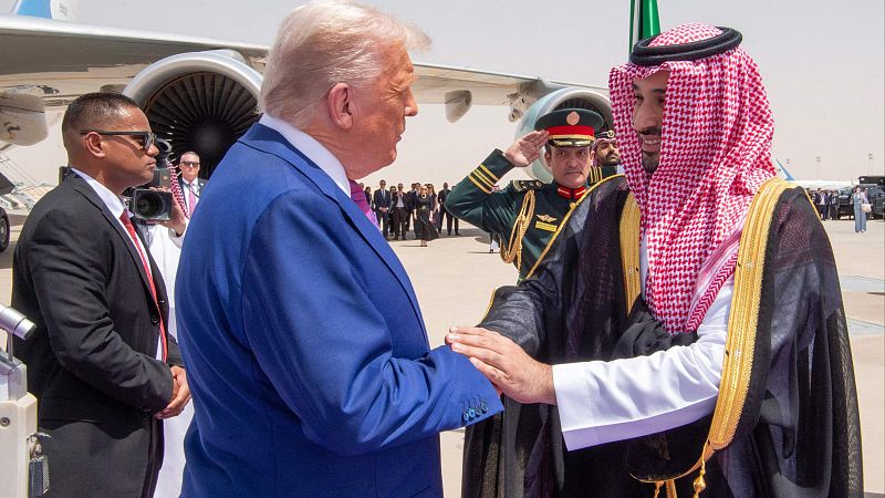 Crónica internacional - Trump ya está en Riad, primera escala de una gira que le va a llevar también a Qatar y Emiratos Árabes - Escuchar ahora