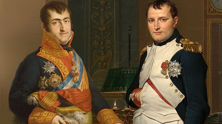Dos hombres en uniformes militares, uno con chaleco blanco, posan en un interior con lámparas y reloj.  Uniformes con detalles dorados y bandas rojas.