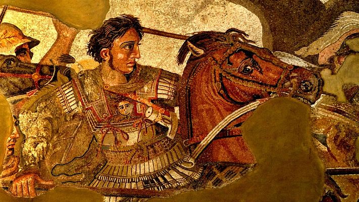 Alejandro Magno a caballo, en escena de batalla, representado en un mosaico con armadura detallada y soldados a su alrededor, en tonos tierra y rojizos.