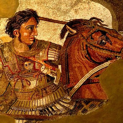 Alejandro Magno a caballo, en escena de batalla, representado en un mosaico con armadura detallada y soldados a su alrededor, en tonos tierra y rojizos.