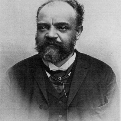Retrato antiguo en blanco y negro de un hombre con barba y bigote, vestido formalmente. La imagen pertenece a un programa o relato llamado \"Sinfonía de la mañana\".