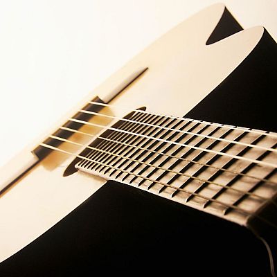 Guitarra acústica en primer plano, diagonal, fondo blanco.  Texto: 'Sinfonía de la mañana: Relato a la guitarra. La dársena'.
