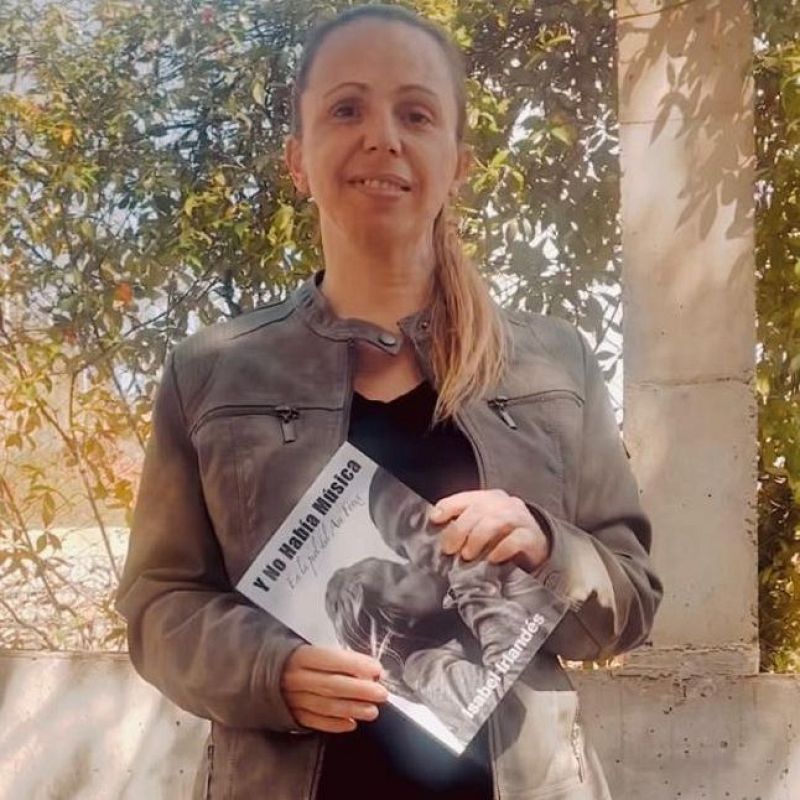 Entrevista presentación del libro "Y no había música", de Isabel Irlandés - Escuchar ahora