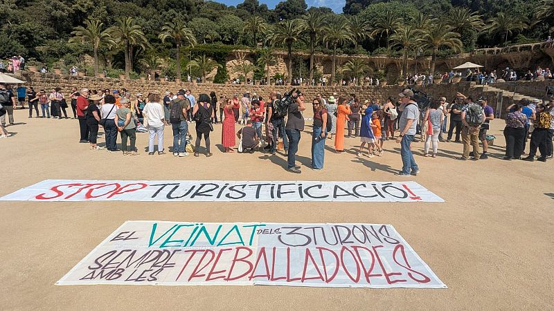 Els veïns del Park Güell es manifesten contra el turisme massiu
