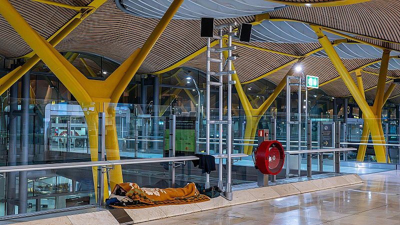 Algarate (Cáritas Madrid): "El 90% salen del aeropuerto durante el día para buscar comida, poder trabajar y ducharse" - Escuchar ahora