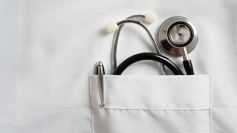 "Estamos poniendo parches a un modelo sanitario público que hace aguas" - Escuchar ahora