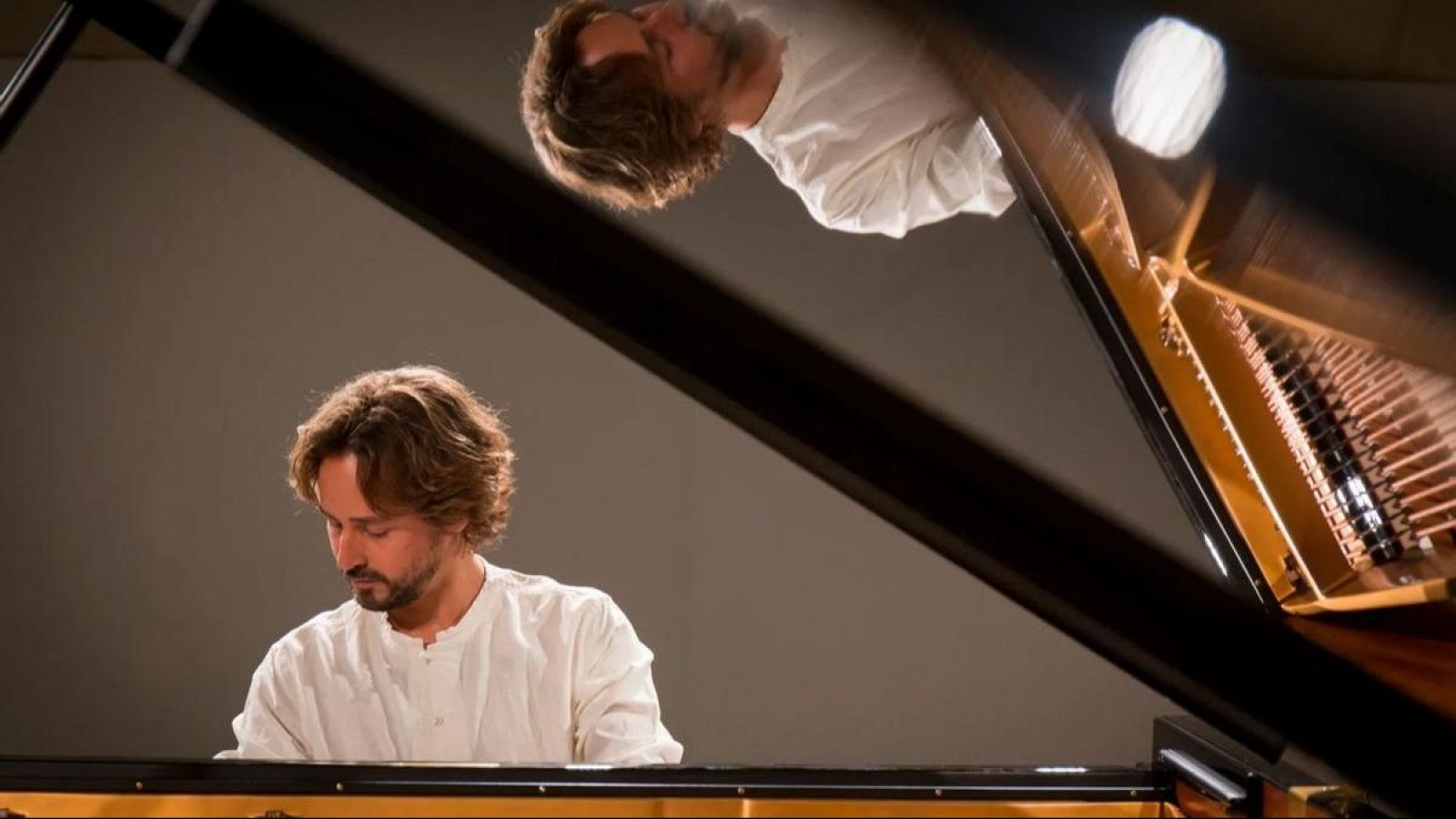 Actuación en directo del pianista Antonio Galera
