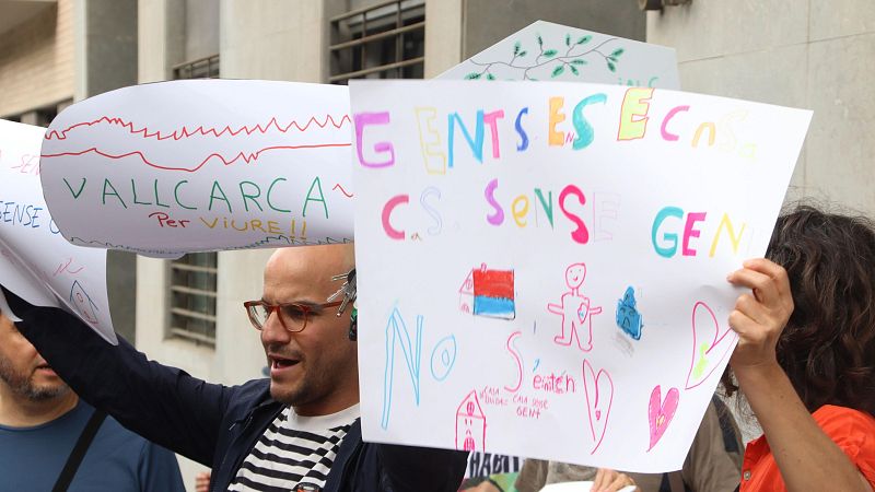 Veïns de Vallcarca alerten que els desnonaments posen en risc el dret a l'educació dels infants