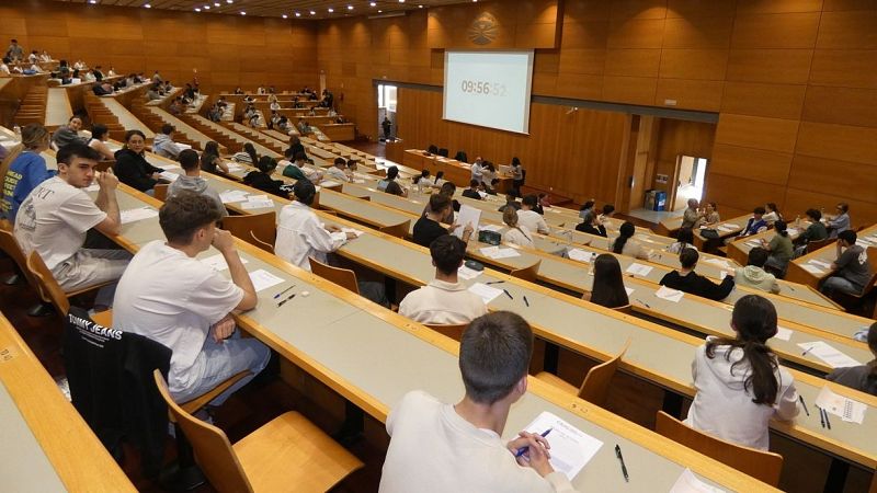 La PAU 2025: "Que el examen sea igual para todo el mundo me parece lo más justo" . Esuchar ahora