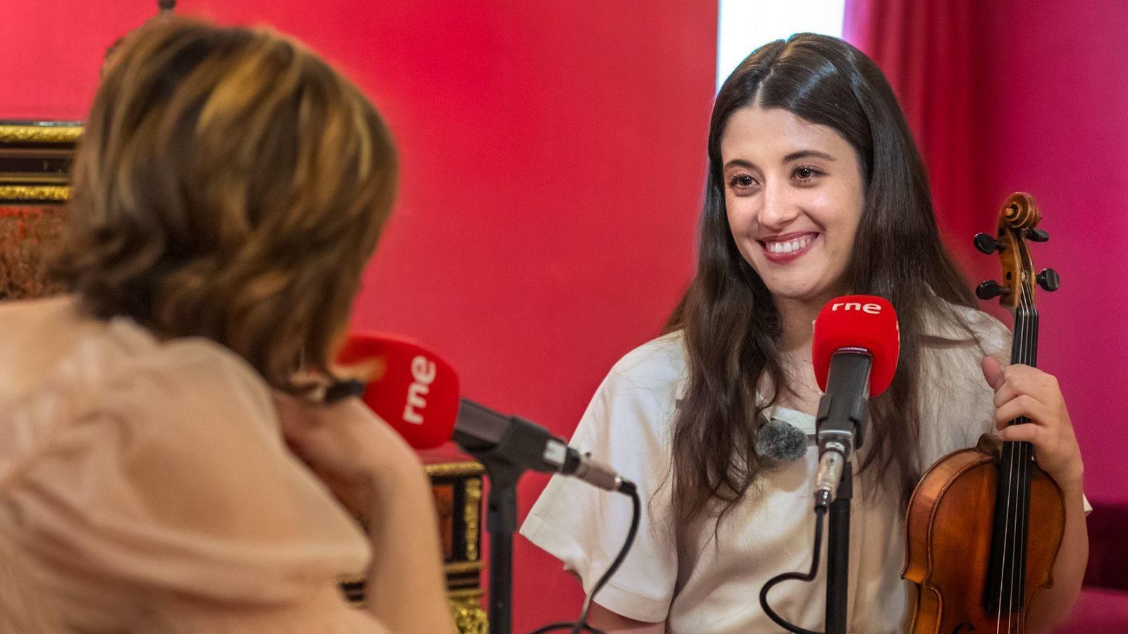 Las mañanas de RNE - Mamen Asencio - María Dueñas: "No voy sin mi violín a ninguna parte" - Escuchar ahora