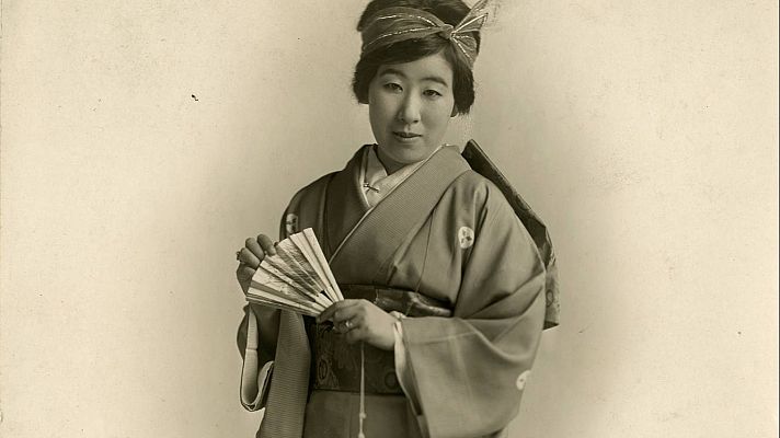 Retrato en blanco y negro de una soprano japonesa con kimono y abanico; expresión serena. Ilustración para un relato o programa titulado \"Sinfonía de la mañana\".