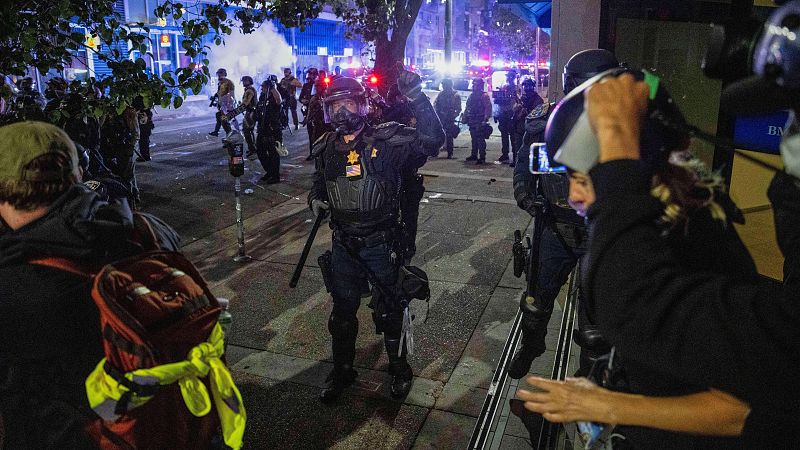 Crónica internacional -  En California, se intensifican las redadas antiinmigrantes de Trump, con la llegada a Los Ángeles de unos 700 marines