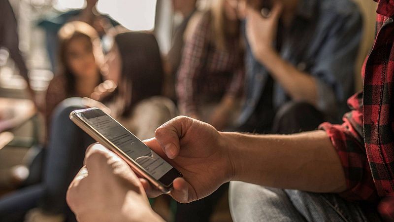 L'ús dels telèfons mòbils estarà prohibit a tota l’educació obligatòria | Miriam Andreu