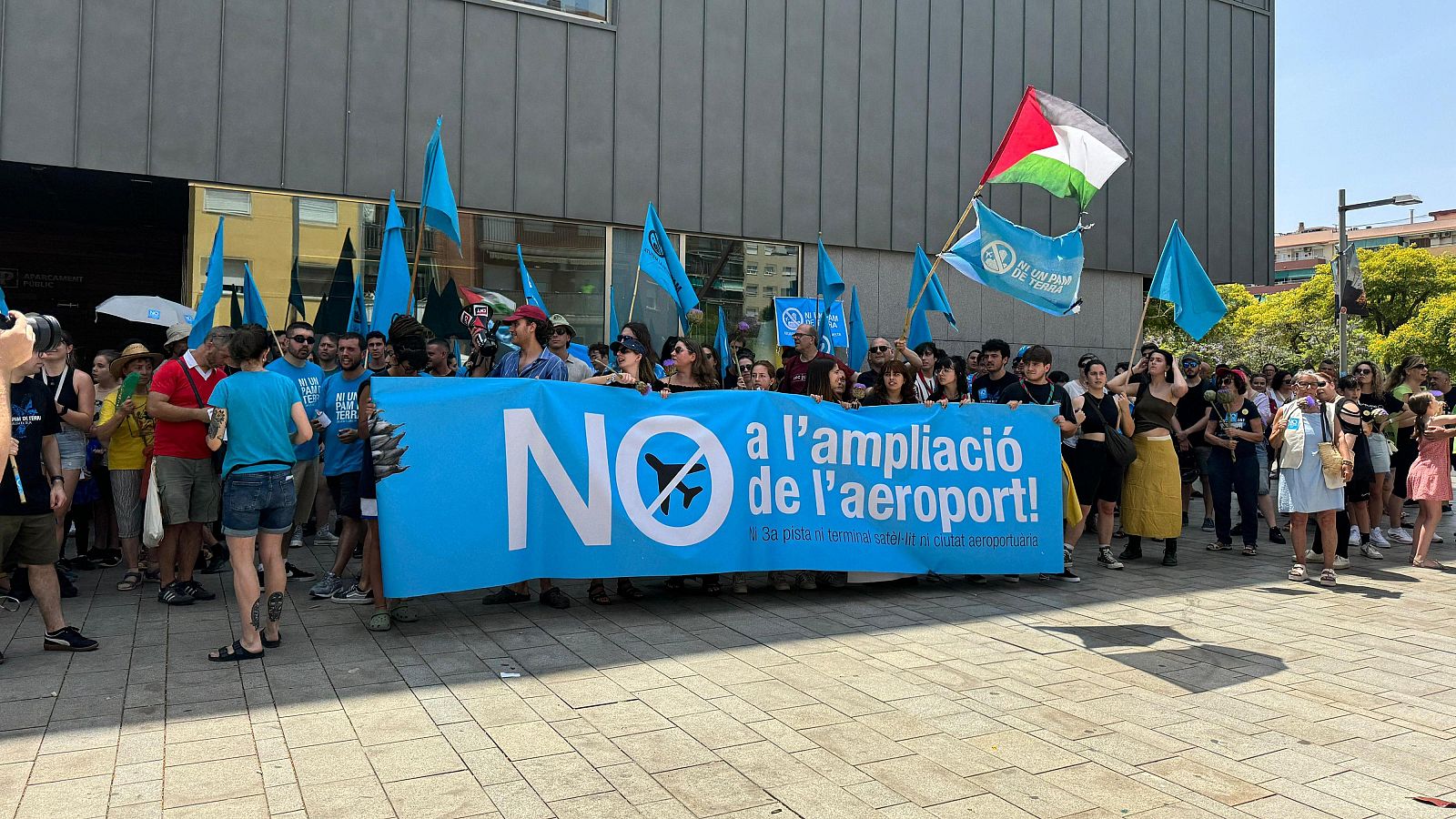 Un miler de persones es manifesten contra l'ampliació de l'aeroport | CARLA DEVOTO